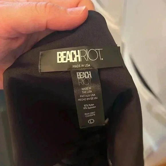 Beach Riot
Gold Spot Carlie Side-Tie One-Piece Swimsuit-Sz L - Picture 6 of 7